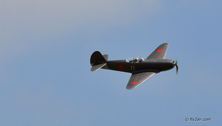 Mini Jak-9U im Flug