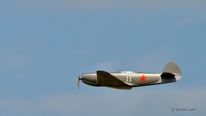 Mini Jak-9U im Flug