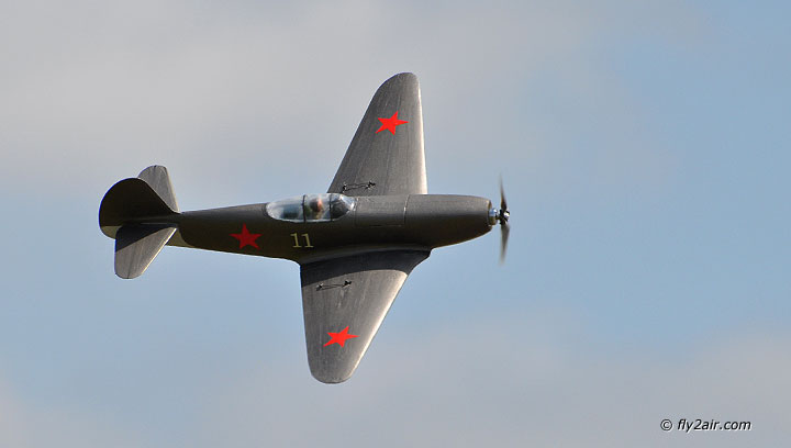 Mini Jak-9U im Flug