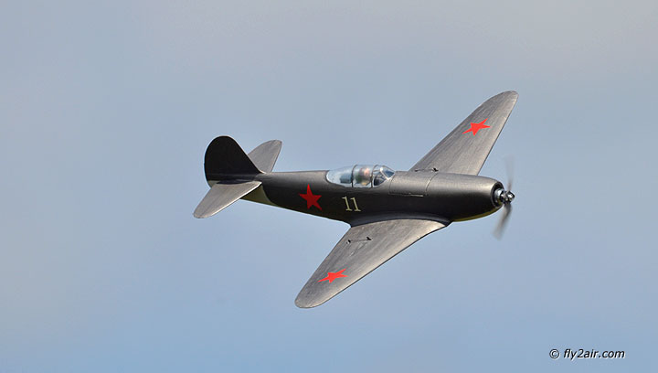 Mini Jak-9U im Flug