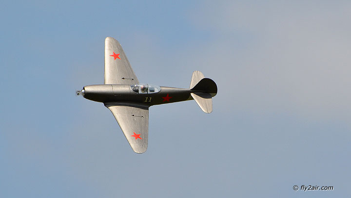 Mini Jak-9U im Flug