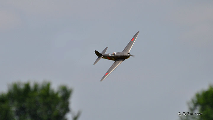 Mini Jak-9U im Flug