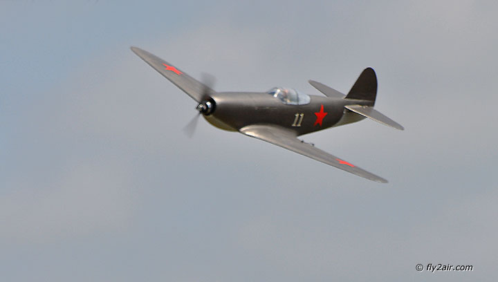 Mini Jak-9U im Flug