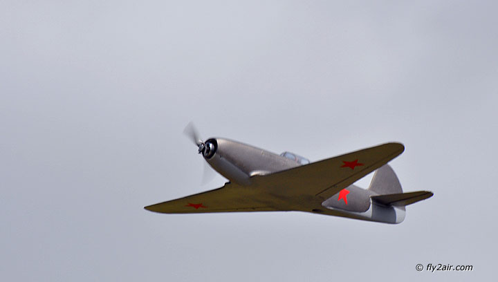 Mini Jak-9U im Flug