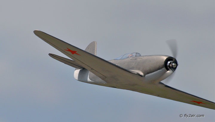 Mini Jak-9U im Flug